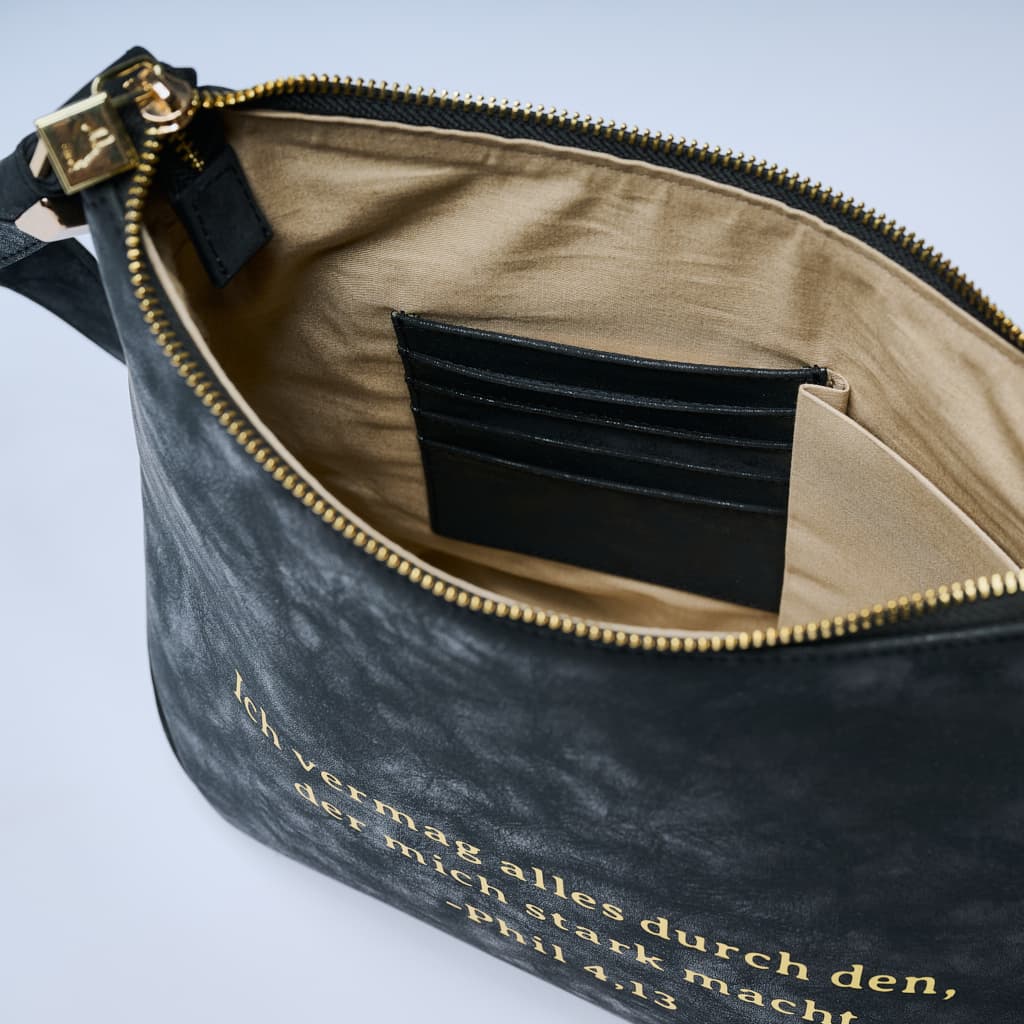 Slide img_01KCM2578TFXXNVM7N94PQJV5C